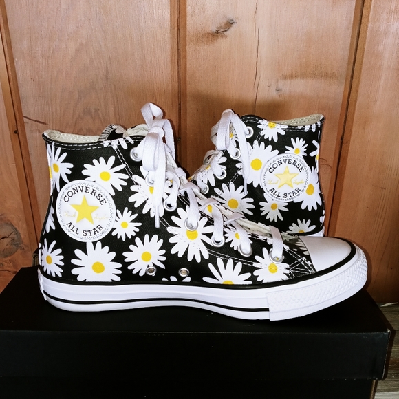 Converse Shoes - NWT LAST ONE (FITS 9)